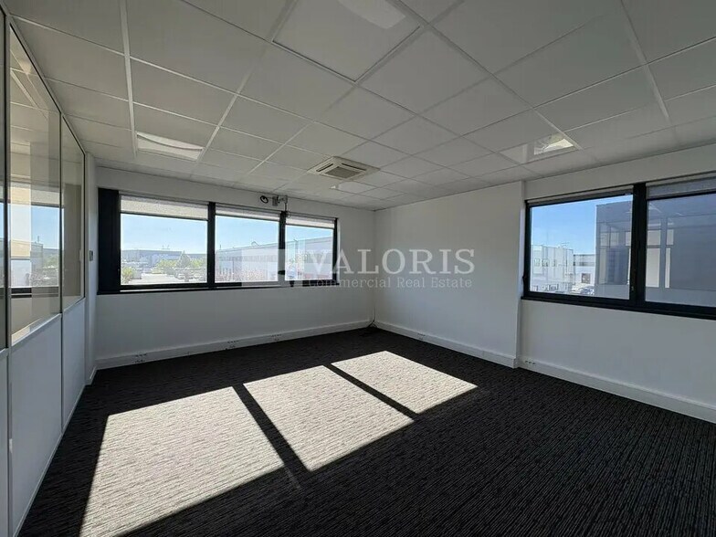 Office in Meyzieu for lease - Interior Photo - Image 1 of 6