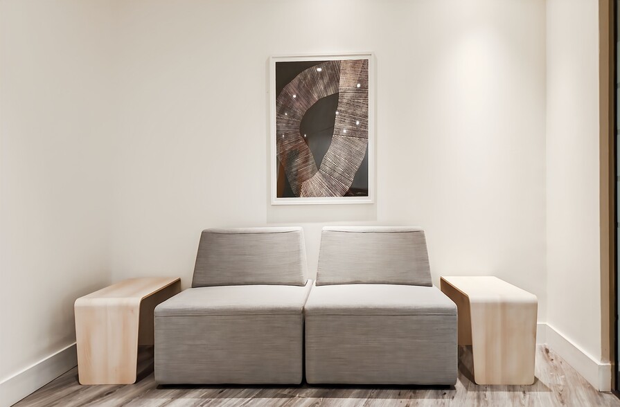 125 Commerce Valley Dr W, Markham, ON for lease - Interior Photo - Image 2 of 11