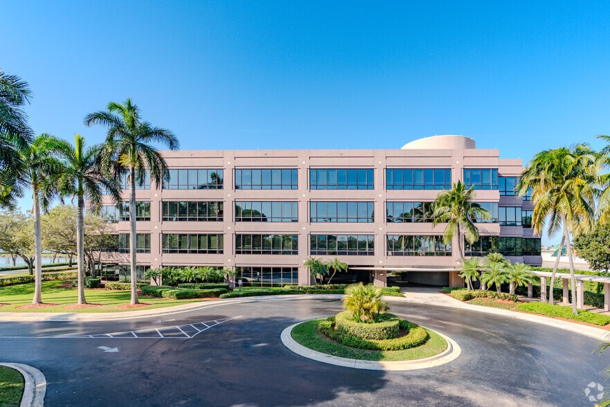 6303 Waterford District Dr, Miami, FL à louer - Photo du bâtiment - Image 1 de 7
