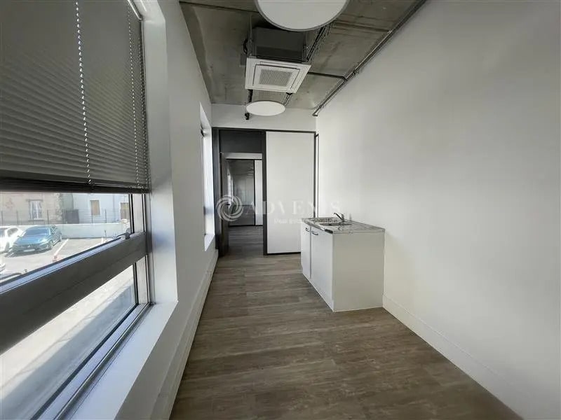 Office in Saint-Ouen for lease Interior Photo- Image 1 of 3
