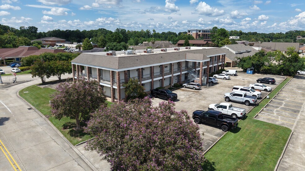 7423 Picardy Ave, Baton Rouge, LA à vendre - Photo du bâtiment - Image 2 de 54