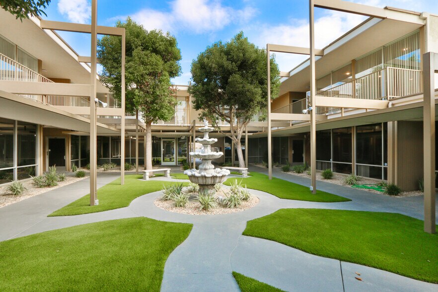 1535 E 17th St, Santa Ana, CA à louer - Photo du bâtiment - Image 1 de 5