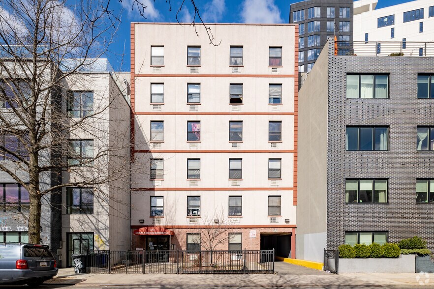 1251 Dekalb Ave, Brooklyn, NY à vendre - Photo du bâtiment - Image 2 de 6