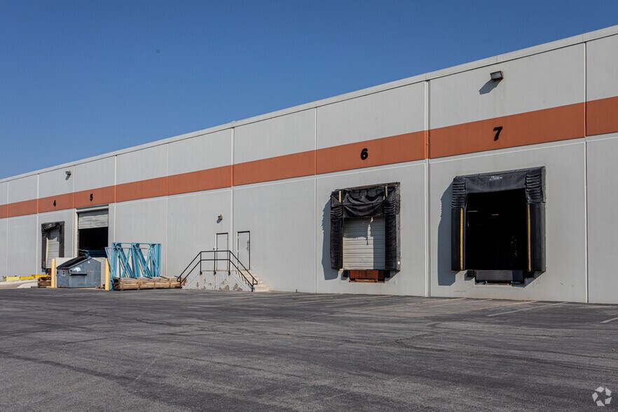 543 N Neil Armstrong Rd, Salt Lake City, UT à louer - Photo du bâtiment - Image 3 de 5