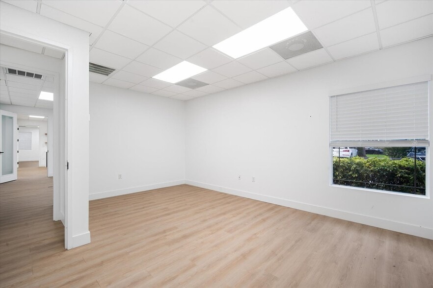 8626 N Himes Ave, Tampa, FL for sale - Interior Photo - Image 3 of 30