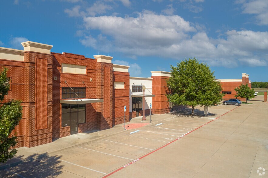 2200 Physicians Blvd, Ennis, TX à louer - Photo du bâtiment - Image 2 de 4