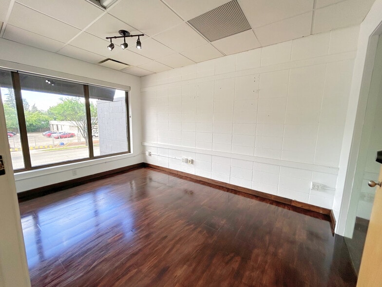 7505 104th St, Edmonton, AB à louer - Photo du bâtiment - Image 3 de 14