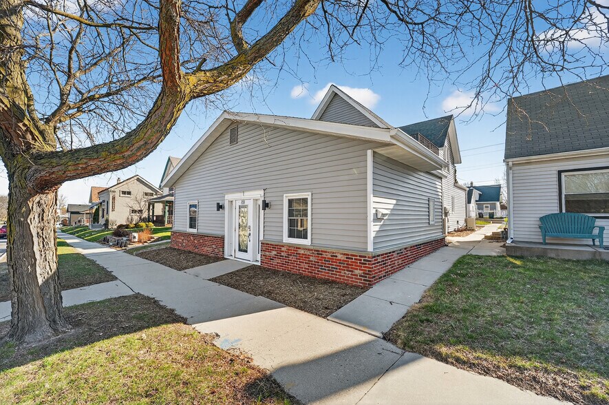 533 S Main St, West Bend, WI à vendre - Photo du bâtiment - Image 2 de 26