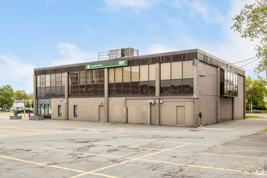 201-203 Boul Hymus, Pointe-claire, QC à louer - Photo du bâtiment - Image 2 de 4