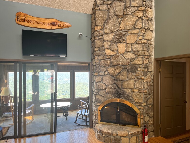 3026 Beech Mountain Pky, Banner Elk, NC for sale - Interior Photo - Image 3 of 8