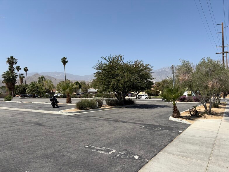 33055 Cathedral Canyon Dr, Cathedral City, CA à vendre - Photo du bâtiment - Image 2 de 5