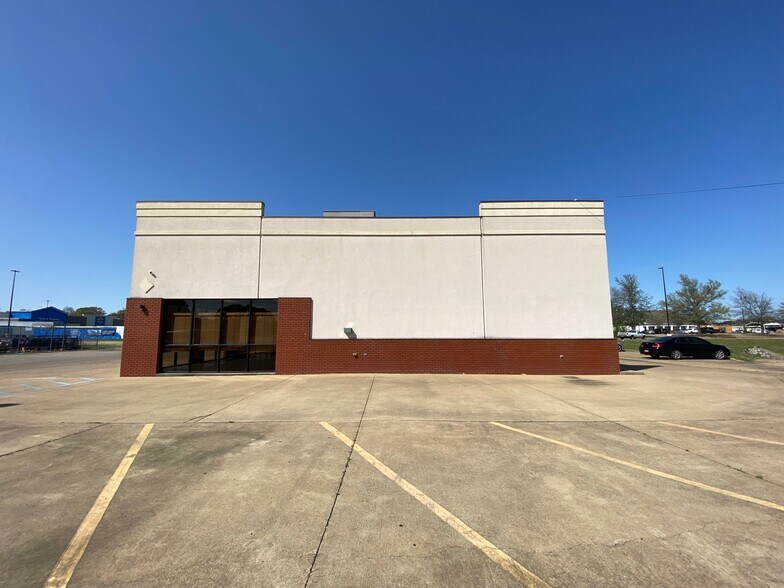 213 Walmart Cir, Booneville, MS à louer - Photo du bâtiment - Image 3 de 7