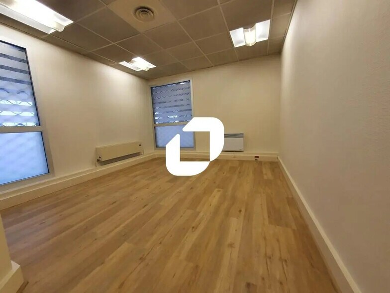 Office in Noisy-le-Grand for lease - Interior Photo - Image 2 of 11