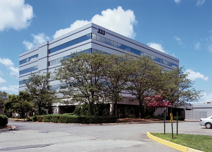 333 Meadowlands Pkwy, Secaucus, NJ à louer - Photo du bâtiment - Image 1 de 7