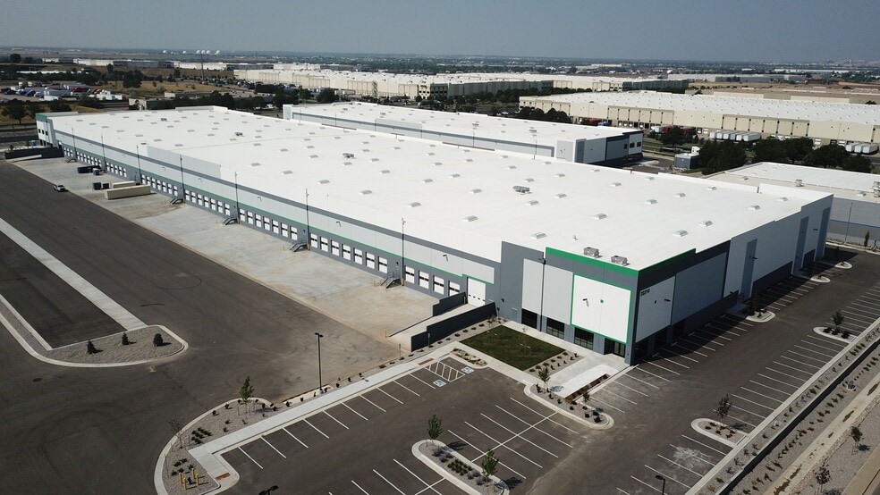 20310 E 35th Dr, Aurora, CO à louer - Photo du bâtiment - Image 2 de 3