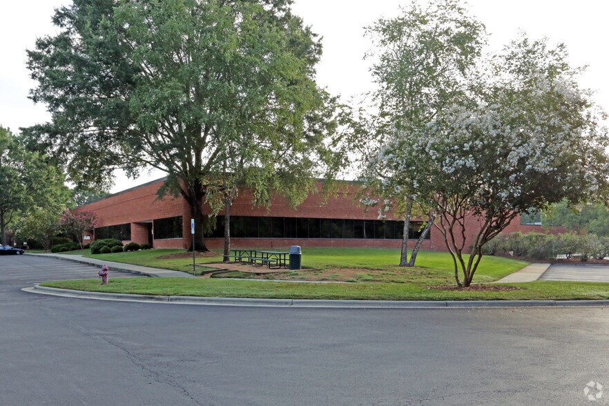 800-801 Capitola Dr, Durham, NC à louer - Photo du bâtiment - Image 2 de 17