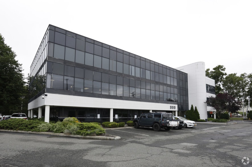999 Walt Whitman Rd, Melville, NY à louer - Photo du bâtiment - Image 1 de 7