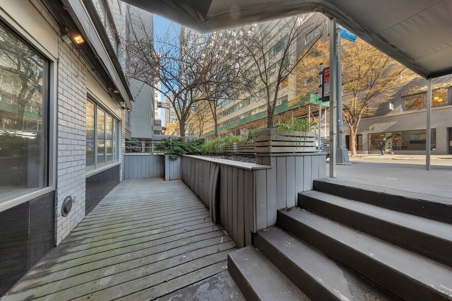 222 E 58th St, New York, NY for lease - Building Photo - Image 3 of 6