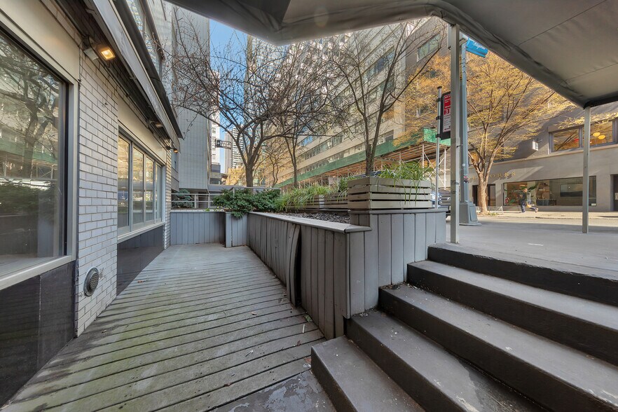 222 E 58th St, New York, NY à louer - Photo du bâtiment - Image 3 de 6