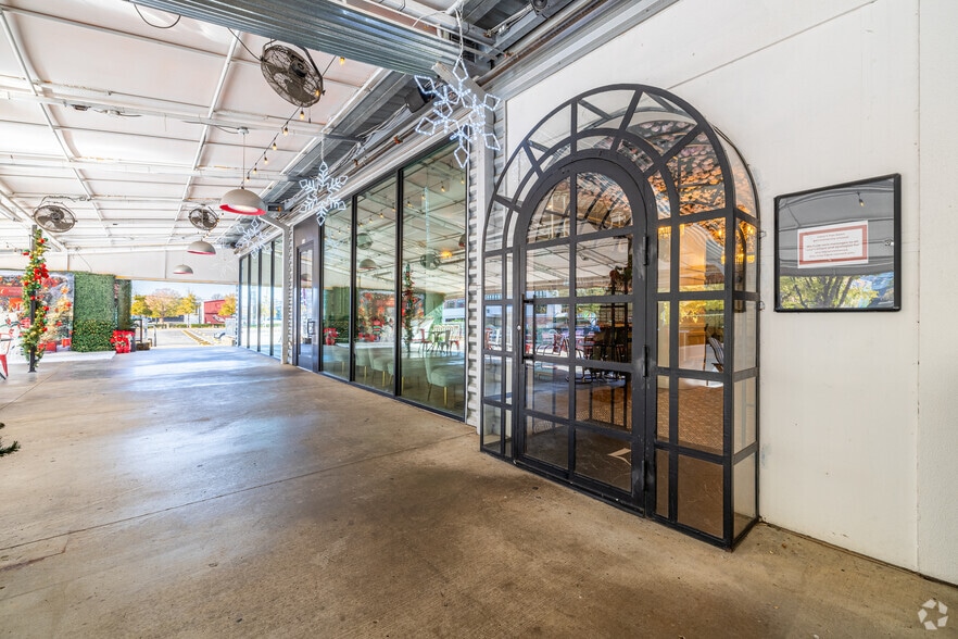 3011 Gulden Ln, Dallas, TX for lease - Building Photo - Image 3 of 12