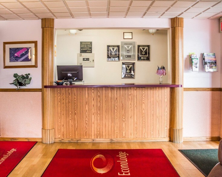 921 N Lincoln Rd, Escanaba, MI à vendre - Photo du bâtiment - Image 2 de 33