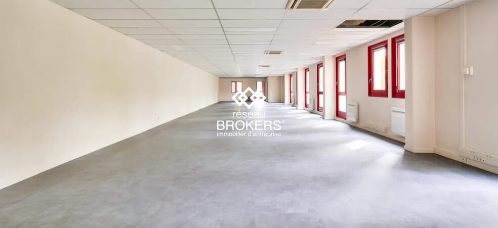 Industrial in Éragny for lease - Interior Photo - Image 2 of 2