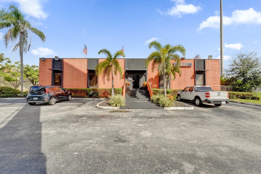 2801 Evans St, Hollywood, FL for lease - Building Photo - Image 2 of 9