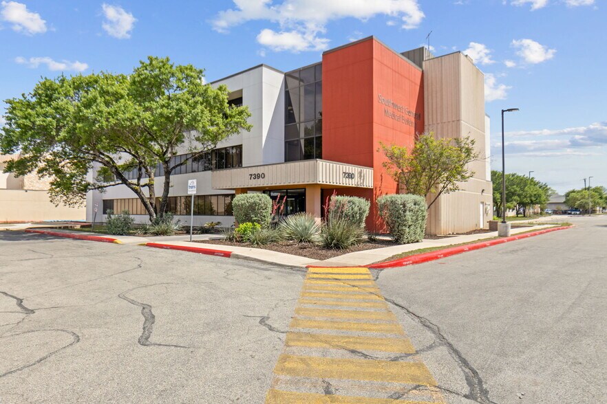 7390 Barlite Blvd, San Antonio, TX à louer - Photo du bâtiment - Image 2 de 16