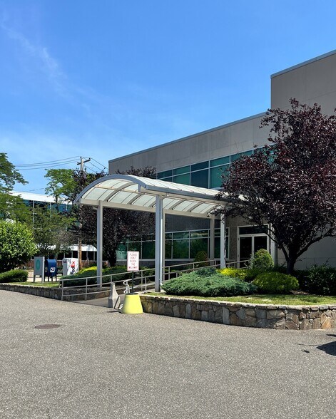 865 Merrick Ave, Westbury, NY à louer - Photo du bâtiment - Image 3 de 10