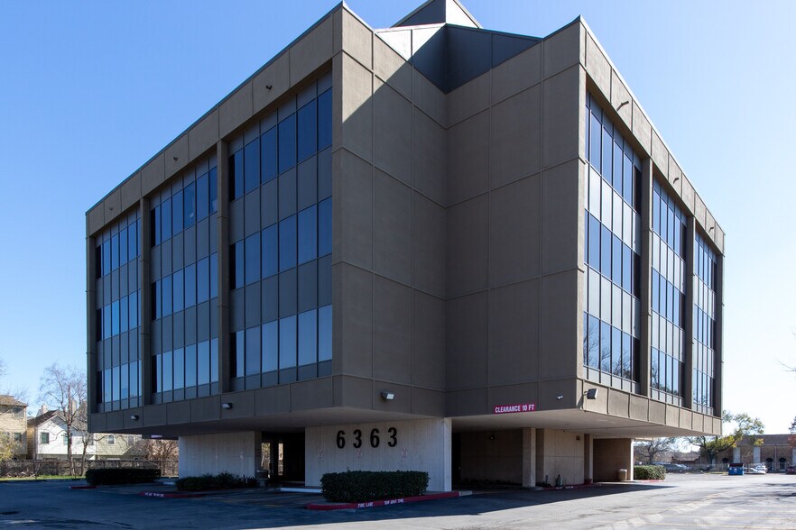 6363 Richmond Ave, Houston, TX à louer - Photo du bâtiment - Image 1 de 12