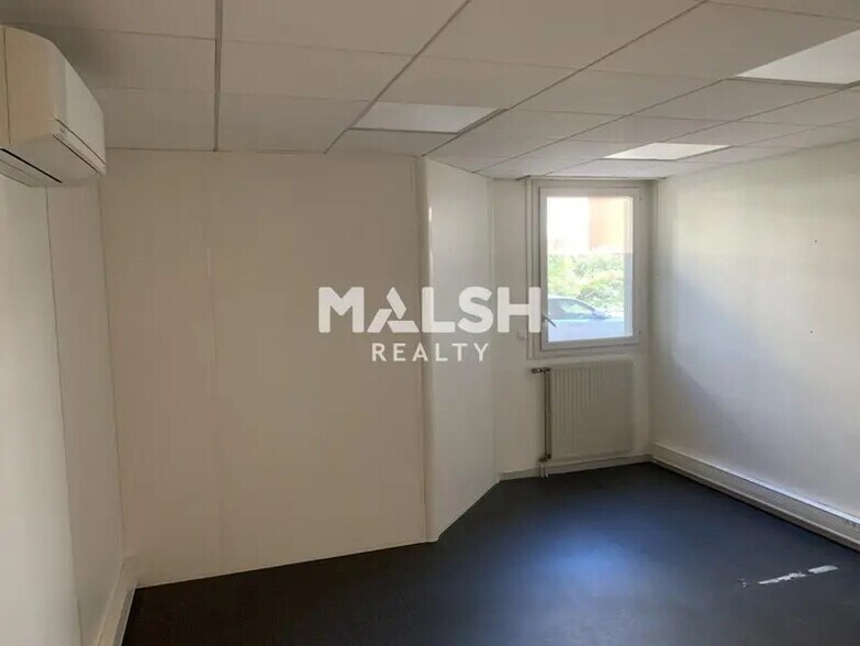 Bureau dans Villeurbanne à louer - Photo du bâtiment - Image 2 de 14