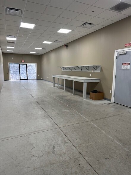 3679-3715 Lake Center Dr, Mount Dora, FL for lease - Interior Photo - Image 2 of 26