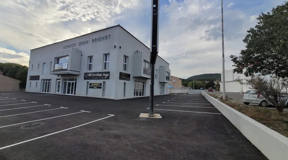 Flex in Solliès-Pont for lease - Building Photo - Image 1 of 4