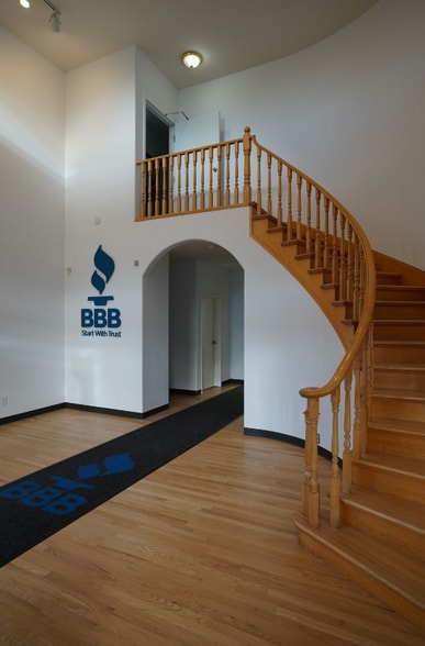 16102/04 - 100 Avenue portfolio of 2 properties for sale on LoopNet.ca - Interior Photo - Image 2 of 7