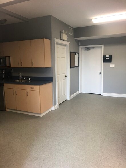 Unit 8 7471 Edgar Industrial bend, Red Deer, AB for lease - Interior Photo - Image 2 of 7