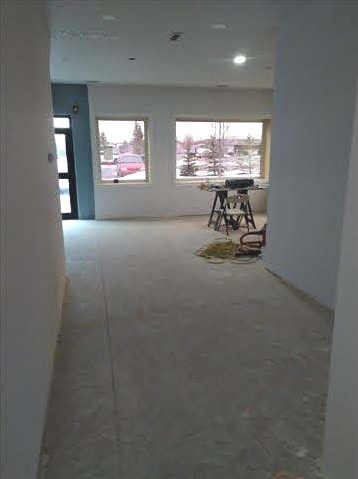 220 Stockton Ave, Okotoks, AB for lease - Interior Photo - Image 2 of 11