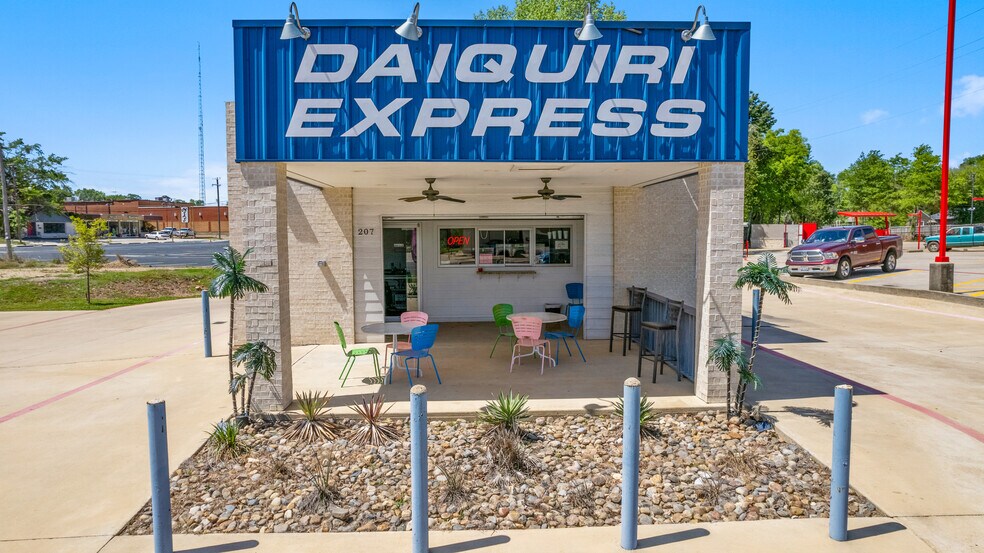 207 N Henderson Blvd, Kilgore, TX à louer - Photo du bâtiment - Image 3 de 35
