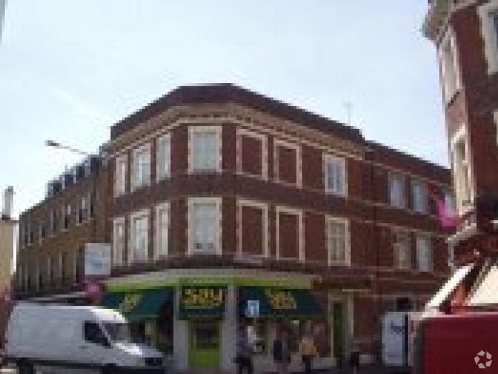 High St, Londres à louer - Photo du bâtiment - Image 2 de 3