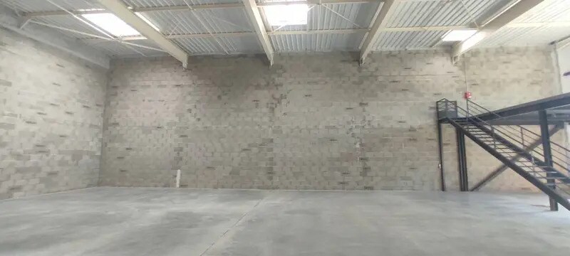 Flex in Tignieu-Jameyzieu for lease - Interior Photo - Image 3 of 12