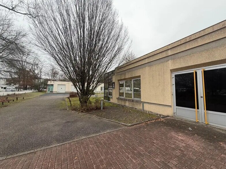 Office in Pessac for lease - Building Photo - Image 1 of 6