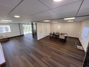 Warren House Rd, Wokingham for lease Interior Photo- Image 2 of 6