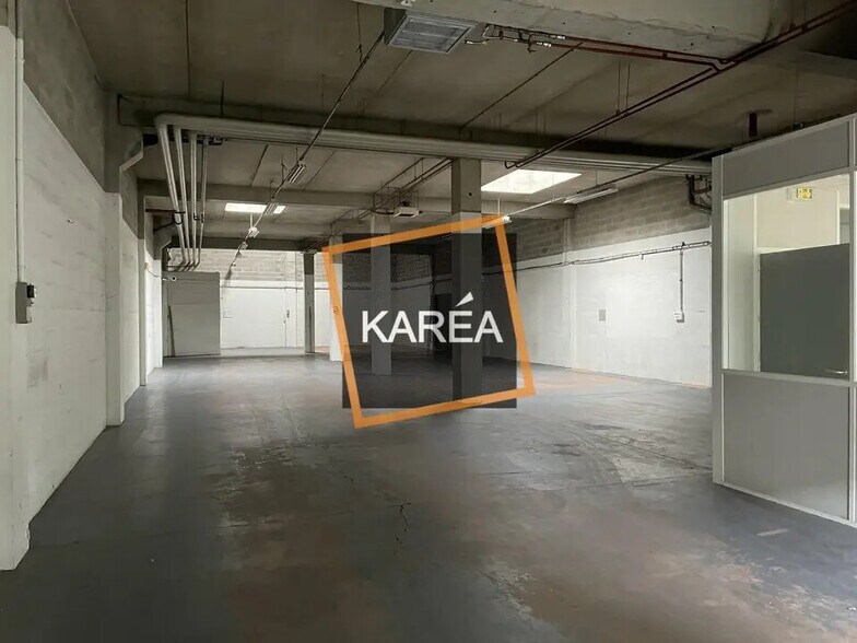 Flex in Lognes for lease - Interior Photo - Image 2 of 5