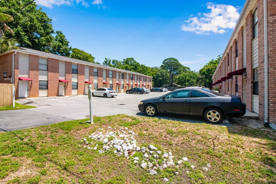 Fort Walton 40 Portfolio portefeuille de 9 propriétés à vendre sur LoopNet.ca - Photo du bâtiment - Image 2 de 13