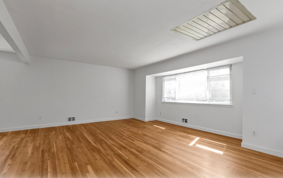 2461 Merrick Ave, Merrick, NY à vendre - Photo intérieure - Image 2 de 30