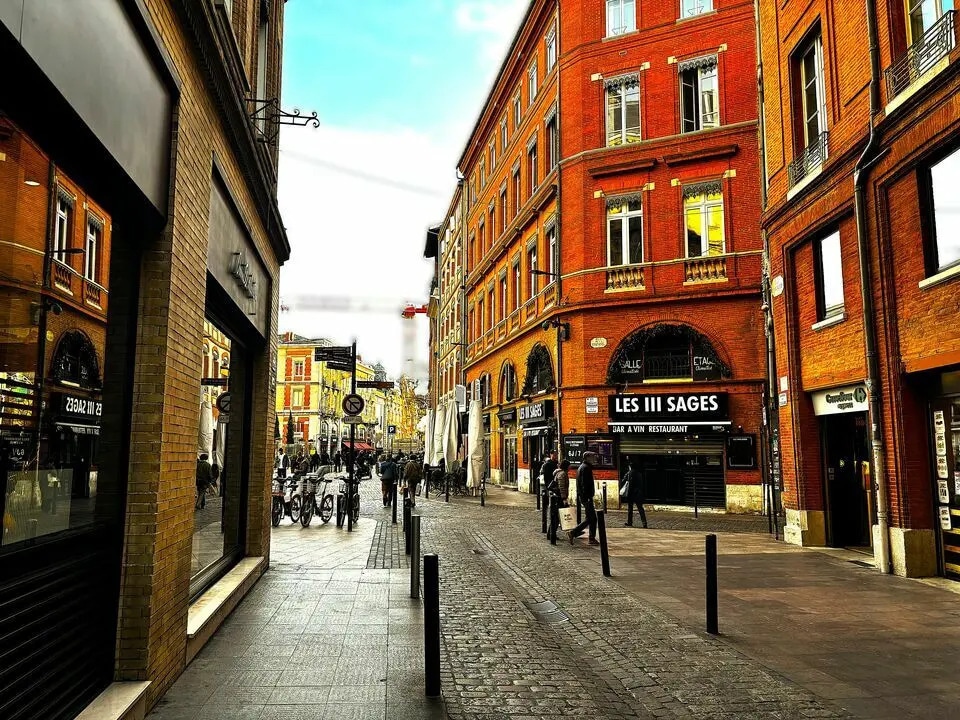 Retail in Toulouse for lease Building Photo- Image 1 of 4