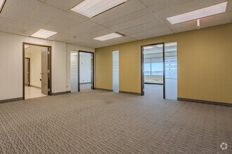 5920 & 5940 Macleod Trl SW, Calgary, AB à louer Photo intérieure- Image 1 de 7