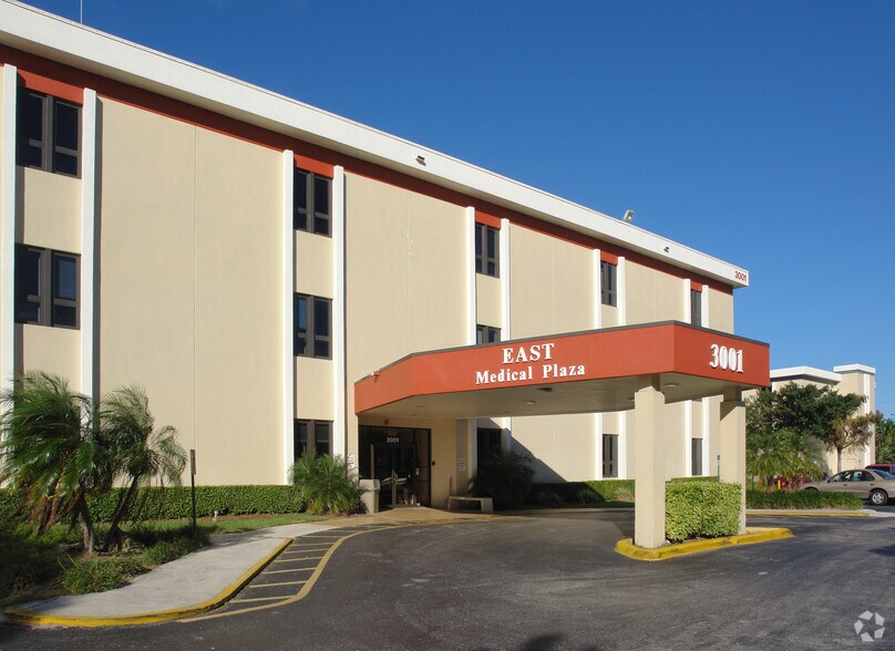 3001 NW 49th Ave, Lauderdale Lakes, FL à louer - Photo du bâtiment - Image 2 de 9