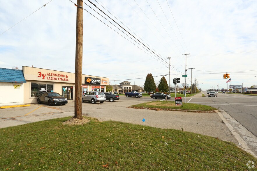 5270 Corunna Rd, Flint, MI à louer - Photo du bâtiment - Image 2 de 12