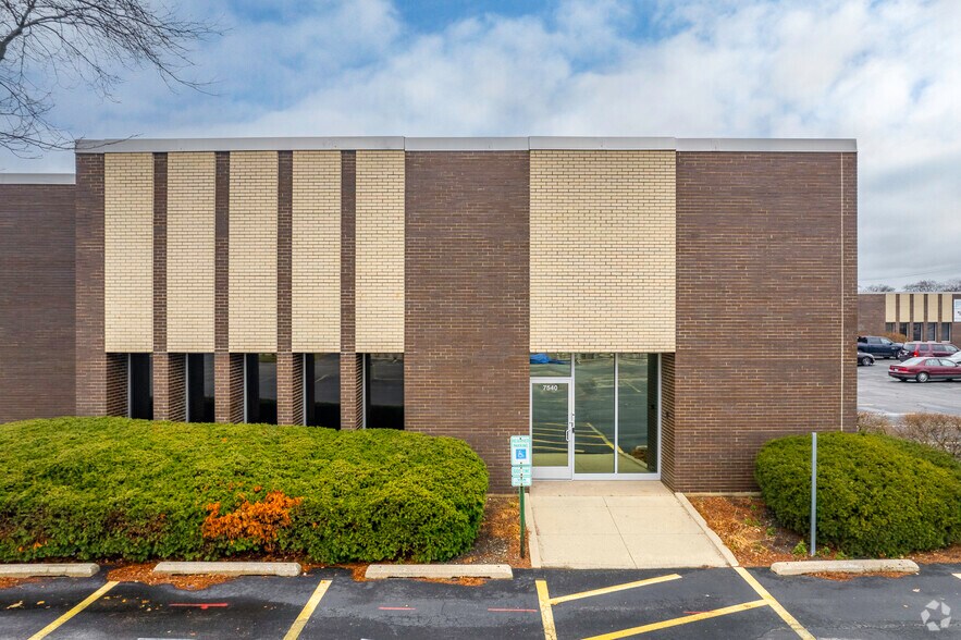 7510-7540 N Caldwell Ave, Niles, IL à louer - Photo du bâtiment - Image 2 de 6