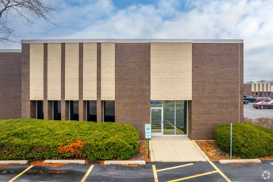 7510-7540 N Caldwell Ave, Niles, IL à louer - Photo du bâtiment - Image 2 de 6